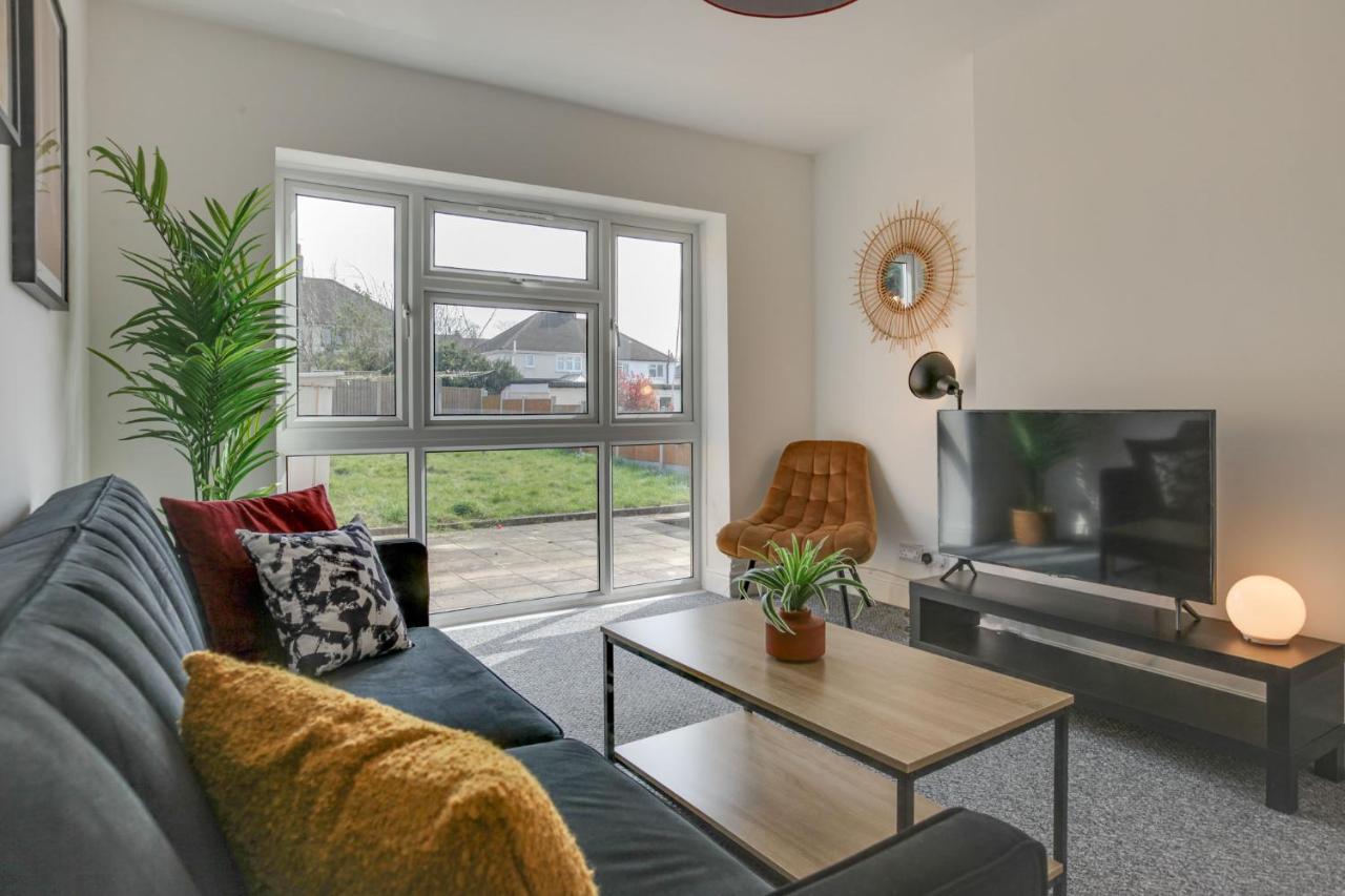 Parkside - Modern Three Bedroom House With Parking Romford Eksteriør billede