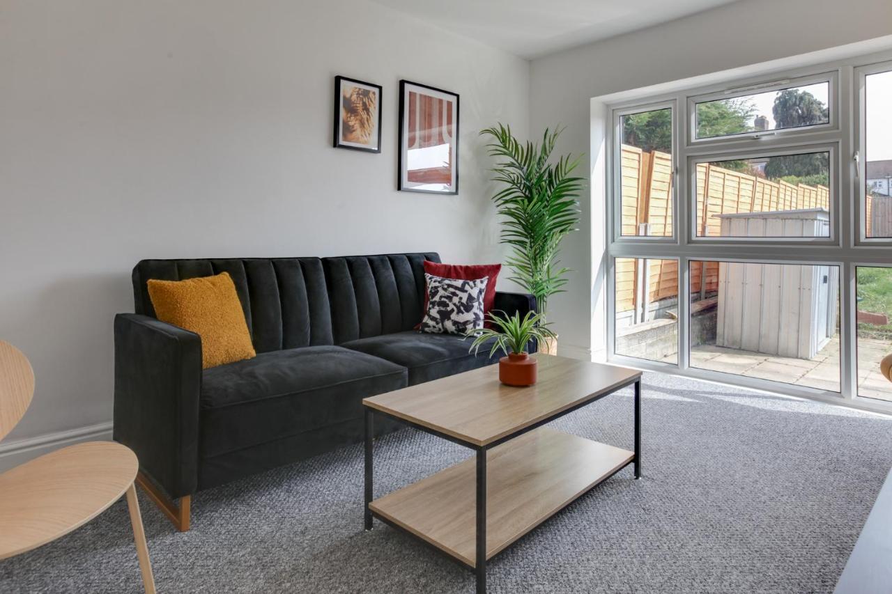 Parkside - Modern Three Bedroom House With Parking Romford Eksteriør billede