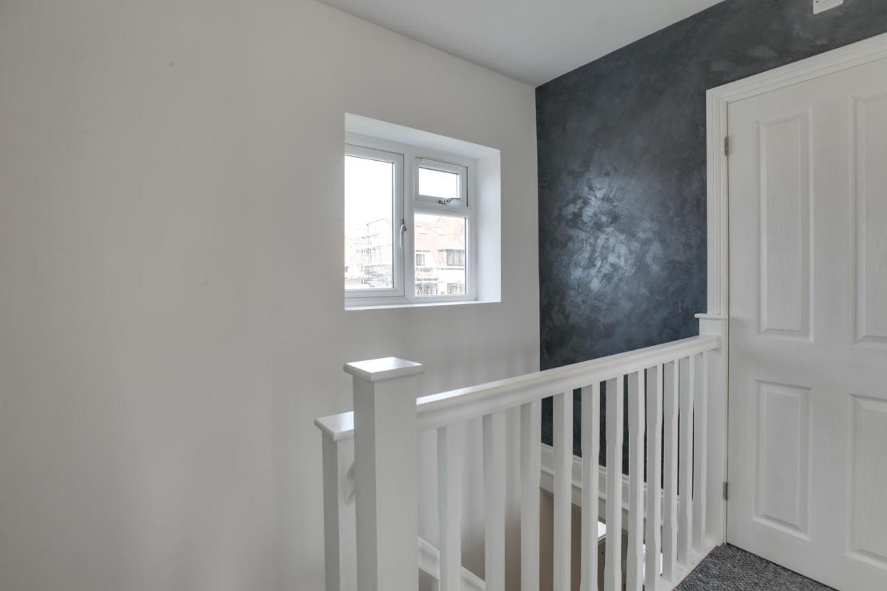 Parkside - Modern Three Bedroom House With Parking Romford Eksteriør billede