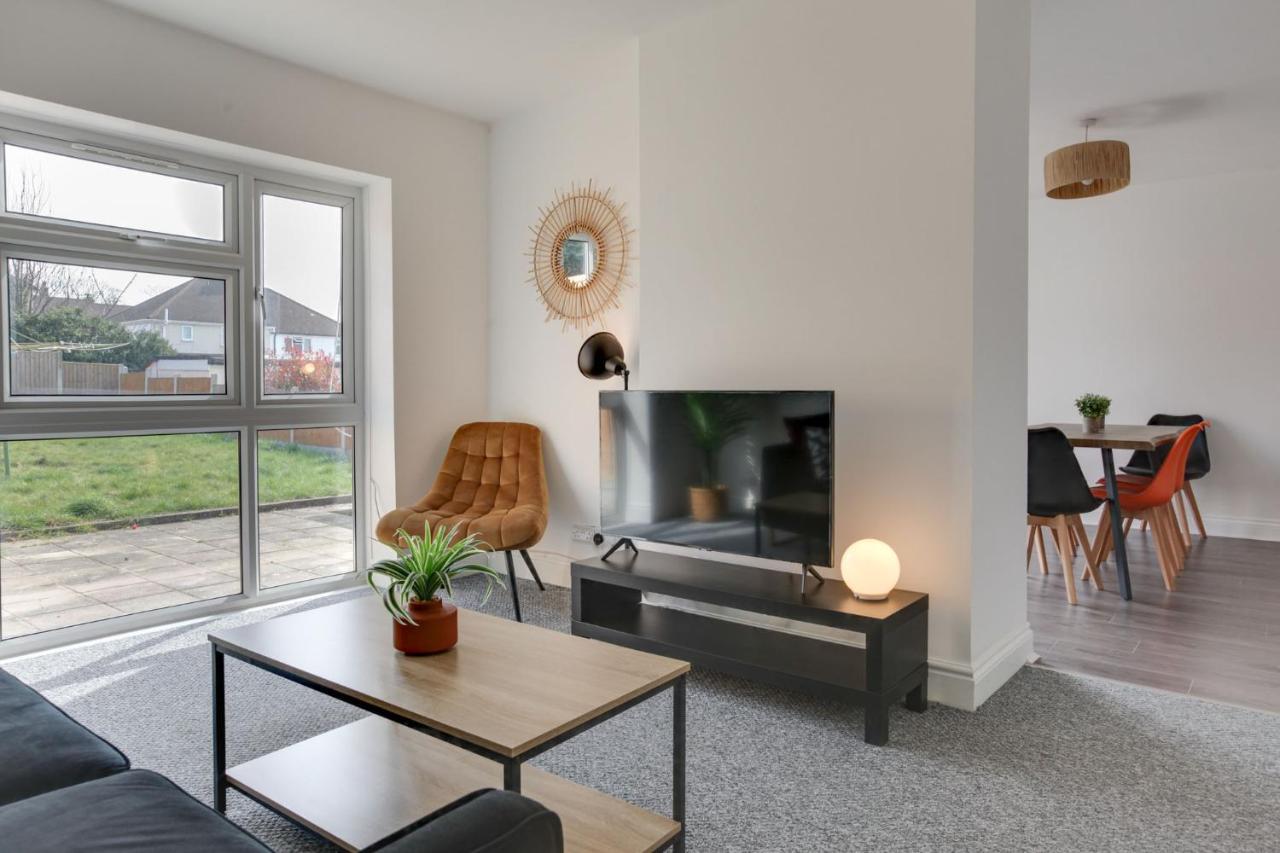 Parkside - Modern Three Bedroom House With Parking Romford Eksteriør billede